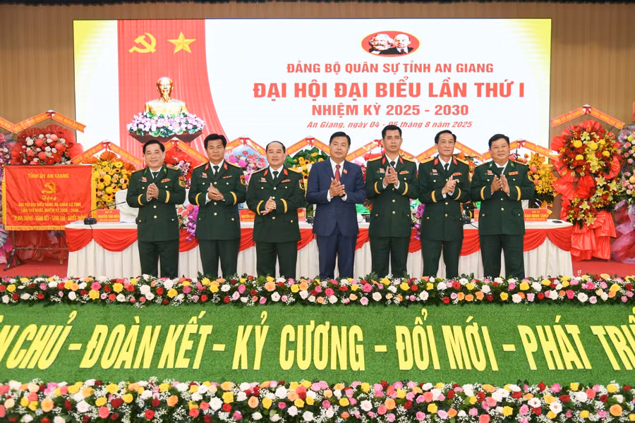 Ông Nguyễn Tiến Hải (giữa) giữ chức Bí thư Đảng ủy Quân sự tỉnh An Giang, nhiệm kỳ 2025 - 2030.