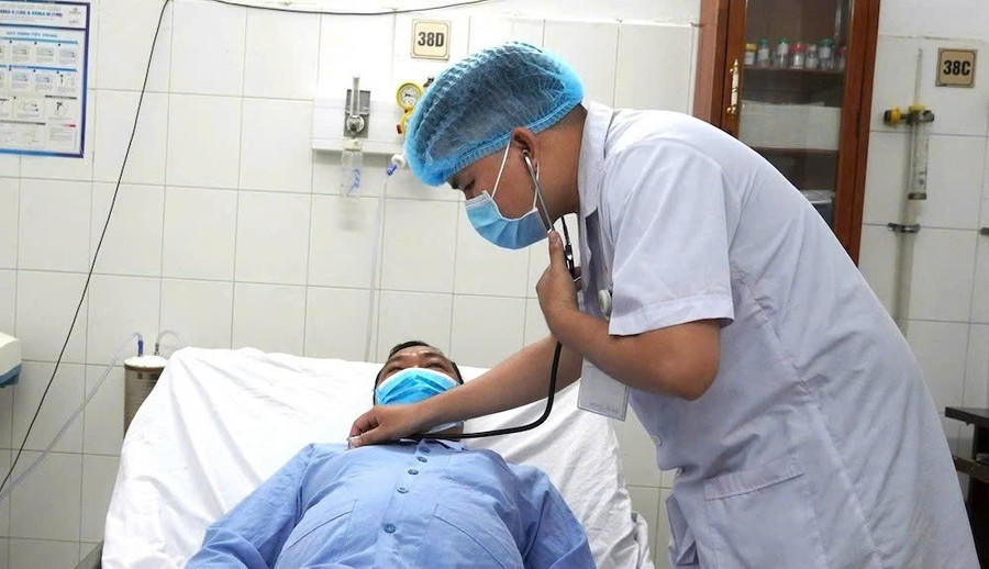 Bác sĩ thăm khám cho bệnh nhân quê ở Cà Mau. (Ảnh: Bệnh viện cung cấp)