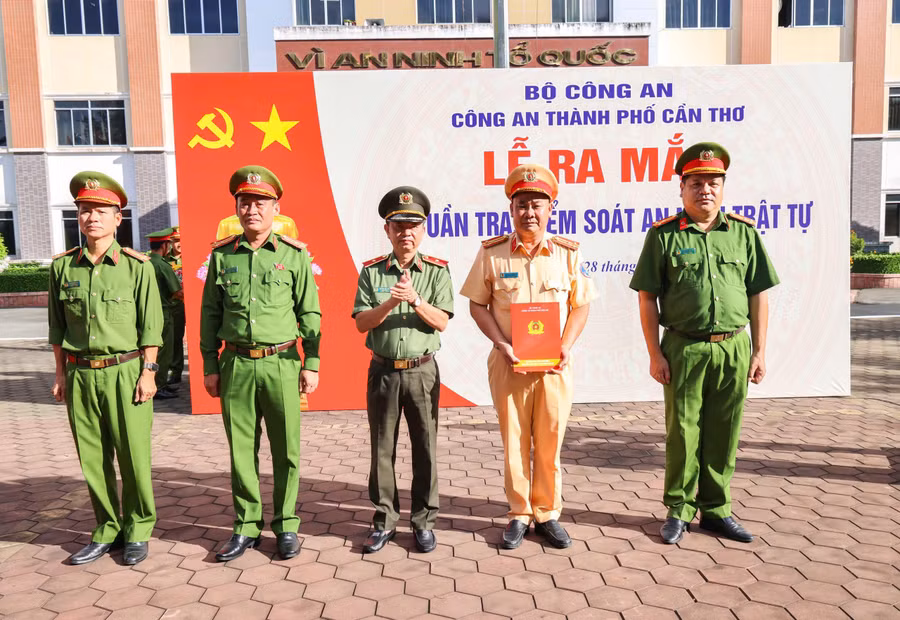 Thiếu tướng Huỳnh Việt Hòa, Giám đốc Công an TP Cần Thơ trao Quyết định thành lập Tổ 198.