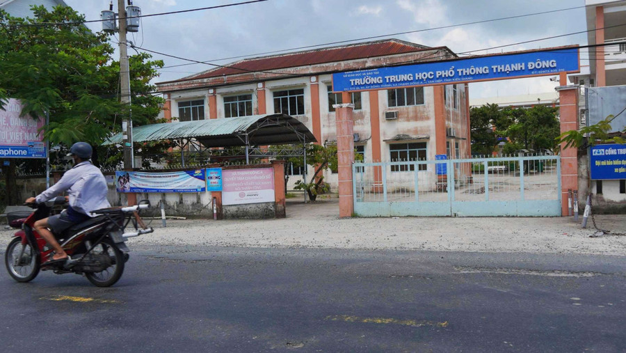 Nhiều đá dăm vương vãi phía trước cổng trường. (Ảnh: Yến Phương) quoc-lo-80.jpg