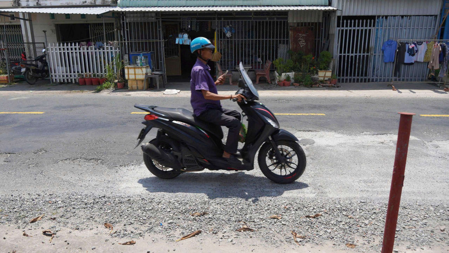 Vị trí bị hư hỏng chiếm một nửa lòng đường. (Ảnh: Yến Phương) quoc-lo-80-5.jpg