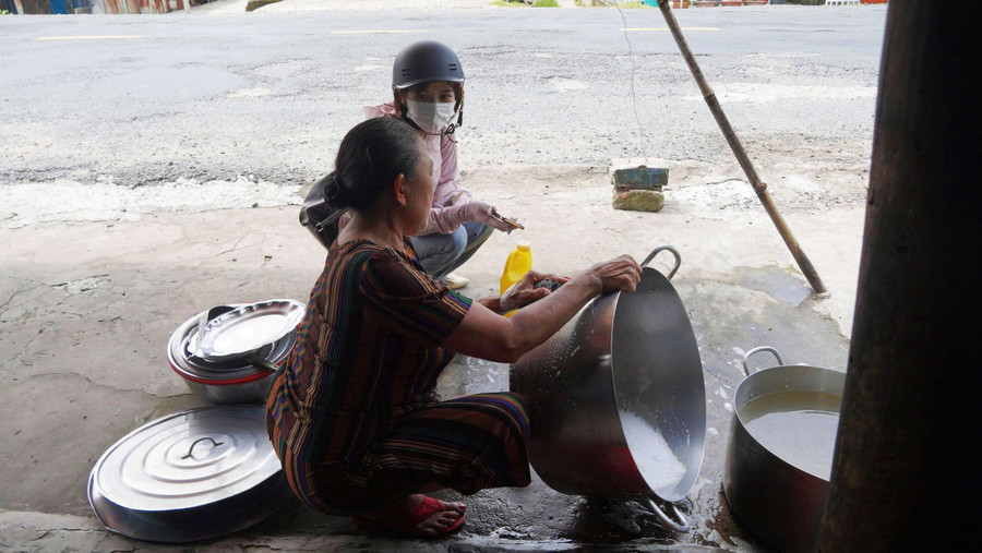 Bà Lê Thị Tuyết Hận chia sẻ về những vụ tai nạn xảy ra trên Quốc lộ 80 (đoạn qua tỉnh An Giang). (Ảnh: Yến Phương) quoc-lo-80-2.jpg