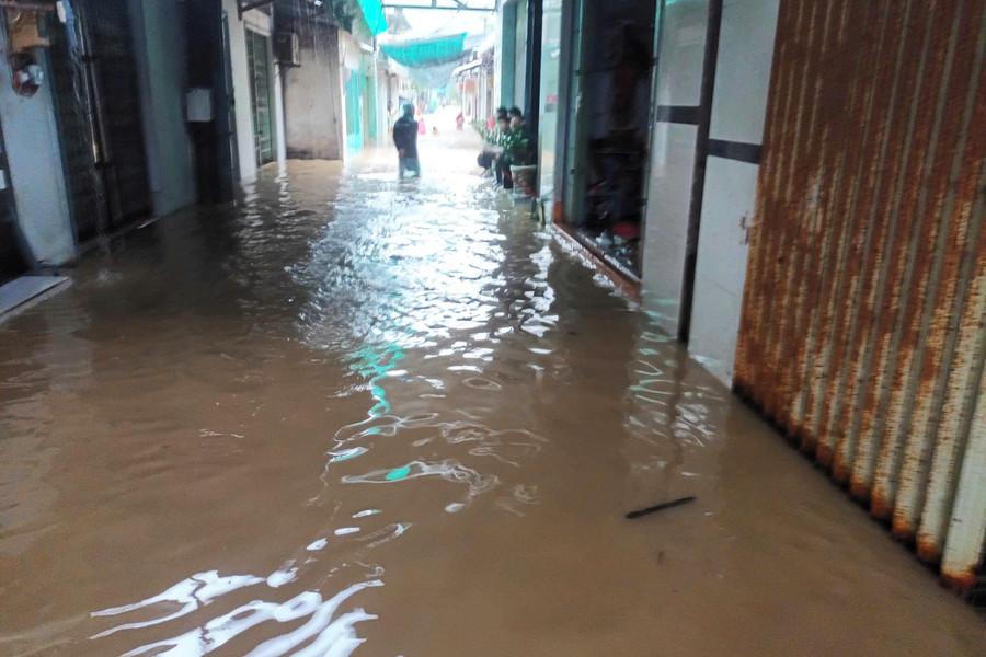 Nhiều khu vực nước dâng cao tràn vào nhà, các gia đình phải vận chuyển đồ đạc chất lên cao và dùng bao cát để chắn nước. mua-tho-chau-10.jpg