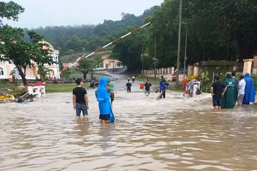 Nhiều tuyến đường tại Thổ Châu bị ngập nặng.