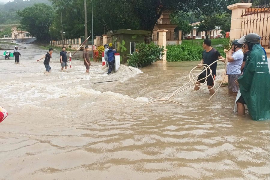 Ban Chỉ huy Quân sự đặc khu cho biết đã huy động tối đa lực lượng để hỗ trợ người dân. Trong thời gian tới, các lực lượng sẽ tiếp tục ứng trực để hỗ trợ người dân di dời, thu dọn nhà cửa. mua-tho-chau-12.jpg