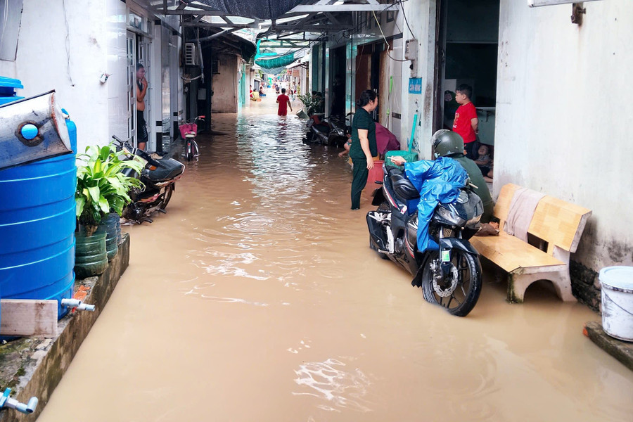Ban Chỉ huy Quân sự đặc khu Thổ Châu thông tin, mưa lớn kéo dài, nhiều tuyến đường và khu dân cư bị ngập sâu. Nước tràn vào nhà dân gây ngập hơn 0,5m, có nơi ngập gần 1m. Điều này làm ảnh hưởng đến việc di chuyển, sinh hoạt và mua bán của người dân. mua-tho-chau-4.jpg