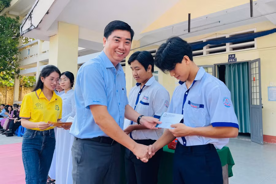 Những suất học bổng ý nghĩa được trao tay các em học sinh.