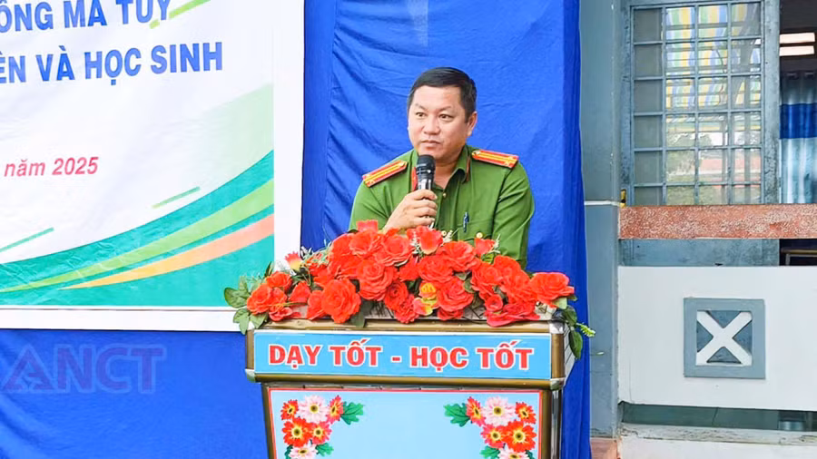 Cán bộ Công an xã Tân Thạnh (TP Cần Thơ) tuyên truyền phòng chống ma túy cho học sinh. Ảnh: Công an Cần Thơ.