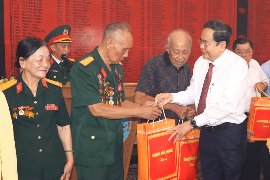 Chủ tịch Quốc hội Trần Thanh Mẫn tặng quà cho thương binh, bệnh binh, người có công.