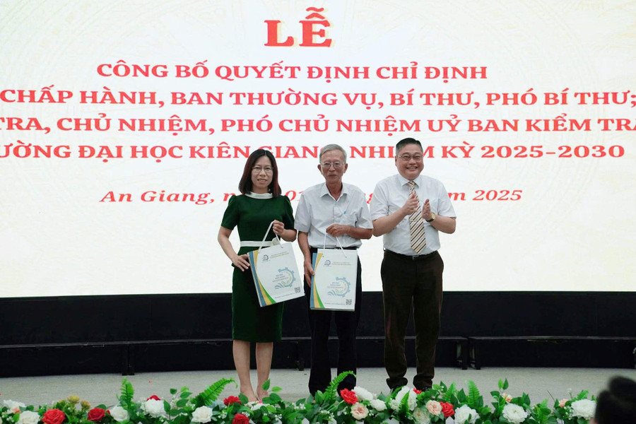 Trao quà tri ân tại buổi lễ. cong-bo-quyet-dinh-4.jpg