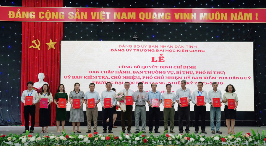 cong-bo-quyet-dinh-8981.jpg