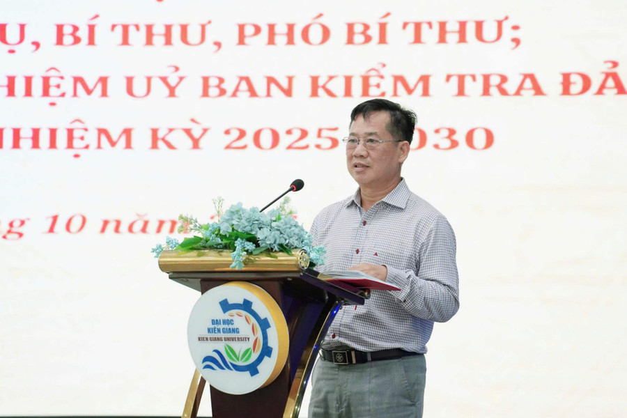 Ông Huỳnh Hoàng Sơn phát biểu tại buổi lễ. cong-bo-quyet-dinh.jpg