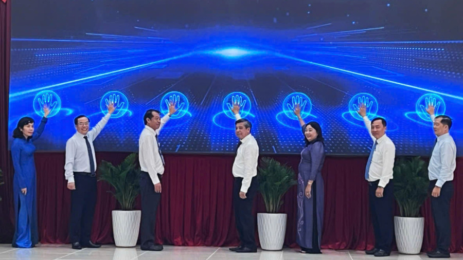Nghi thức nhấn nút ra mắt Trang thông tin điện tử “Đại biểu với cử tri và nhân dân”. ra-mat-5.jpg