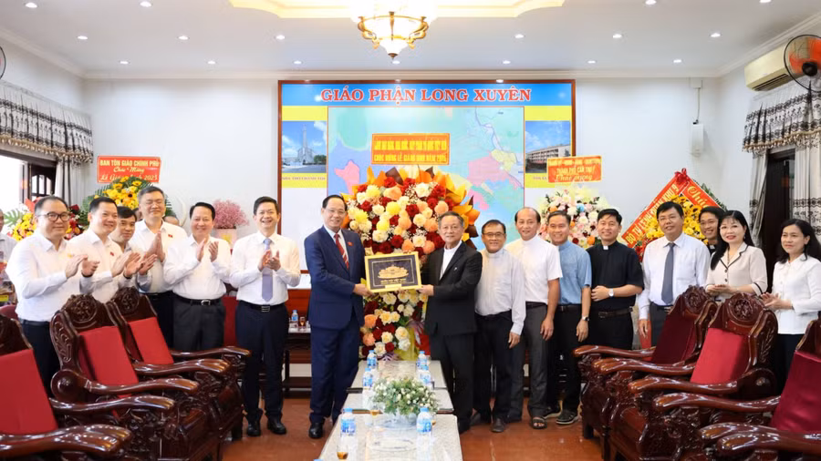 Phó Chủ tịch Quốc hội Trần Quang Phương cùng đoàn công tác trao quà lưu niệm tặng Giám mục Giáo phận Long Xuyên Giuse Trần Văn Toản.