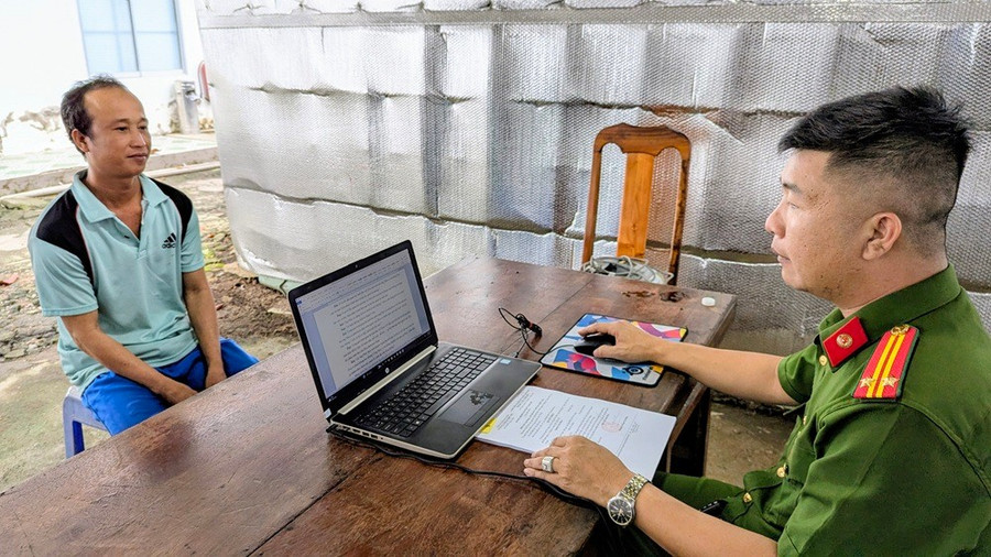 Cán bộ đang ghi lời khai đối tượng Nguyễn Văn Phúc. Ảnh: Công an An Giang.