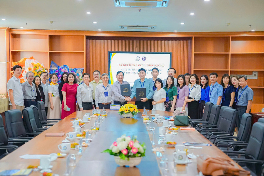 Đại diện lãnh đạo hai đơn vị trao đổi, thảo luận hợp tác. Ảnh: Như Ý. dh-kien-giang-03.jpg