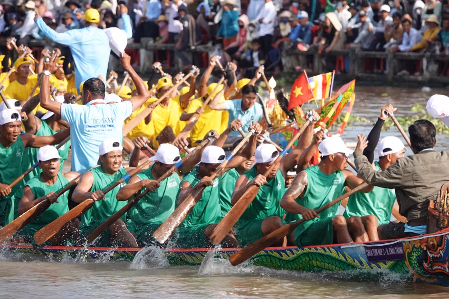 Các đội tranh tài tại Giải đua ghe Ngo Sóc Trăng năm 2024. 