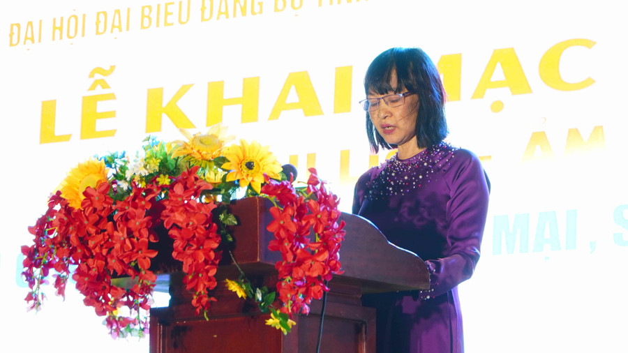 Bà Quảng Xuân Lụa, Giám đốc Trung tâm Xúc tiến Đầu tư, Thương mại và Du lịch tỉnh phát biểu khai mạc. ngay-hoi-du-lich-1.jpg