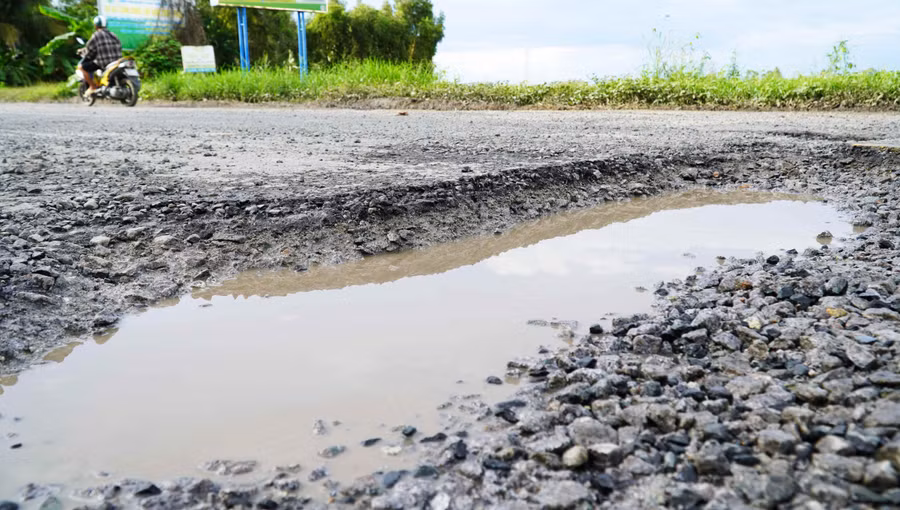 Quốc lộ 61 qua tỉnh An Giang xuống cấp, dày đặc "ổ voi, ổ gà".