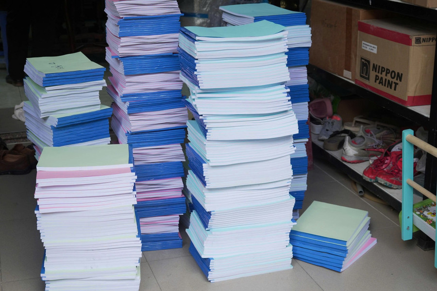 Tang vật thu giữ là những giáo trình photocopy trái phép. Ảnh: Công an Cần Thơ. giao-trinh-0.jpg