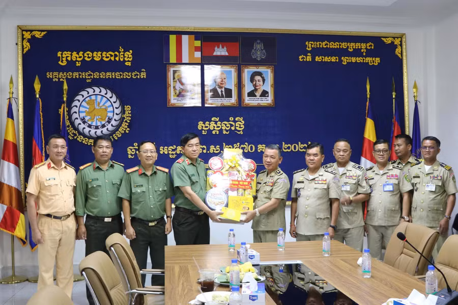 Thiếu tướng Nguyễn Văn Hận, Giám đốc Công an tỉnh An Giang, tặng quà Tết Chôl Chnăm Thmây Công an tỉnh Takeo.