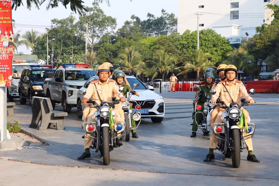 Lực lượng Cảnh sát giao thông Phú Quốc tổ chức diễu hành, tuần tra trên một số tuyến đường trọng điểm.