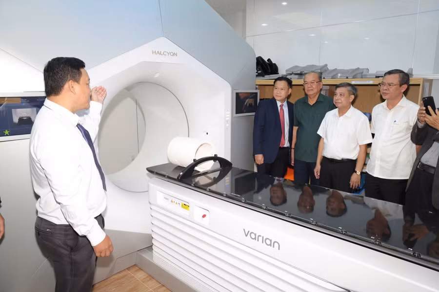 Các đại biểu tham quan hệ thống xạ trị gia tốc. 