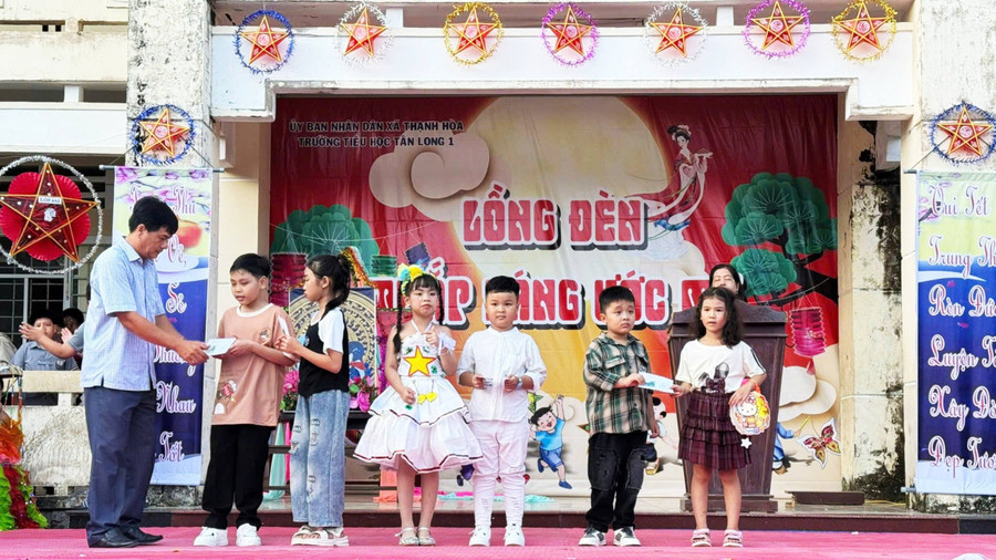 Học sinh trên địa bàn xã Thạnh Hòa vui Tết Trung thu 2025. tan-long-02.jpg