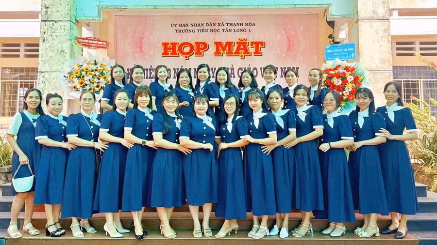 Giáo viên Trường Tiểu học Tân Long 1 (xã Thạnh Hòa, TP Cần Thơ) họp mặt kỷ niệm 43 năm Ngày Nhà giáo Việt Nam 20/11.