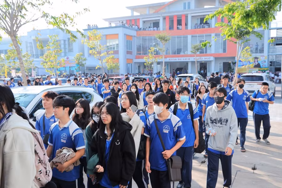 Không khí rộn ràng tại khuôn viên Trường CĐ Kiên Giang.