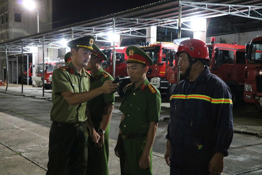 Kiểm tra tại Phòng Cảnh sát PCCC và CNCH. Ảnh: Tiến Dũng. ung-truc-7.jpg