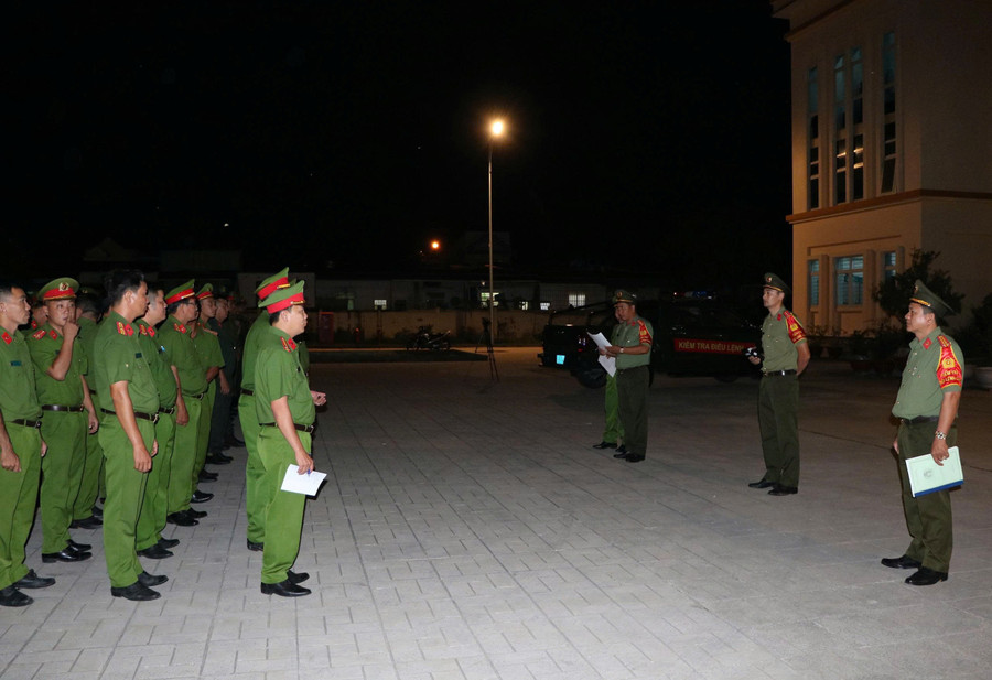 Kiểm tra tại Phòng Cảnh sát cơ động. Ảnh: Tiến Dũng. ung-truc-0.jpg