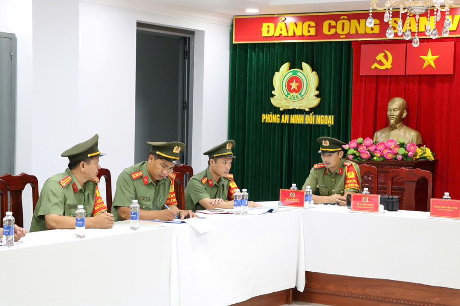 Kiểm tra tại Phòng An ninh đối ngoại. Ảnh: Tiến Dũng. ung-truc-6.jpg