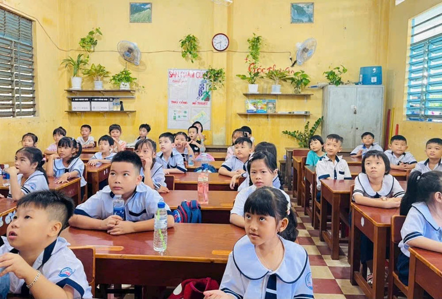 Students in An Giang province on the first day of school. Photo: Trong Nhan. tuu-truong.jpg