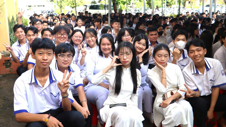 Thầy trò Trường THPT An Minh tươi vui trong ngày khai giảng. Ảnh: Như Ngọc. ba-chuc-1.jpg