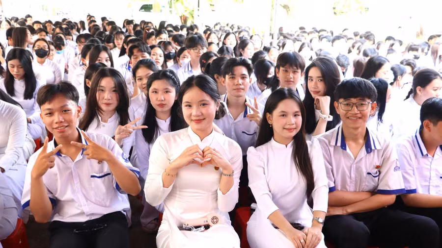 Học sinh tại tỉnh An Giang tươi vui trong ngày khai giảng. Ảnh minh họa.