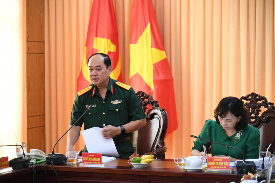 Đại tá Nguyễn Văn Ngành, Chỉ huy trưởng Bộ Chỉ huy Quân sự tỉnh phát biểu tại buổi làm việc. (Ảnh: Phương Vũ) quan-su-tinh-1.jpg