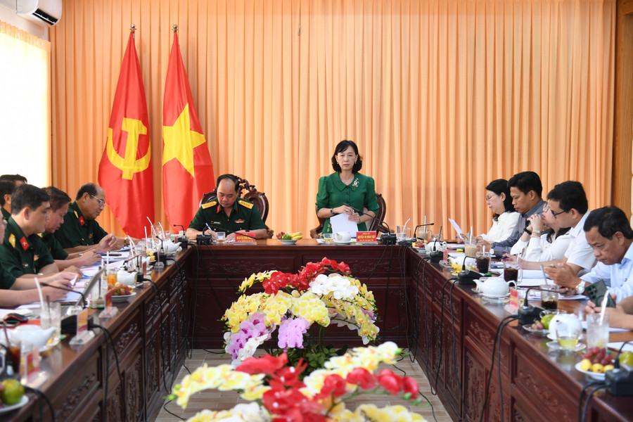 Bà Nguyễn Thị Minh Thúy, Phó Chủ tịch UBND tỉnh An Giang phát biểu kết luận buổi làm việc. (Ảnh: Phương Vũ) quan-su-tinh-4.jpg