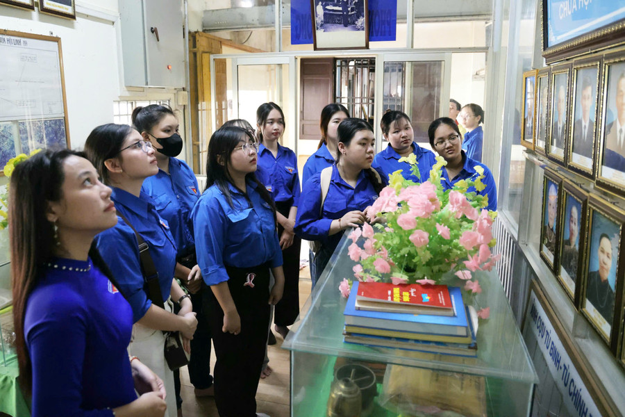 Các đoàn viên, thanh niên tìm hiểu về những di tích lịch sử, văn hóa và kiệt tác kiến trúc. cung-duong-di-san-3.jpg