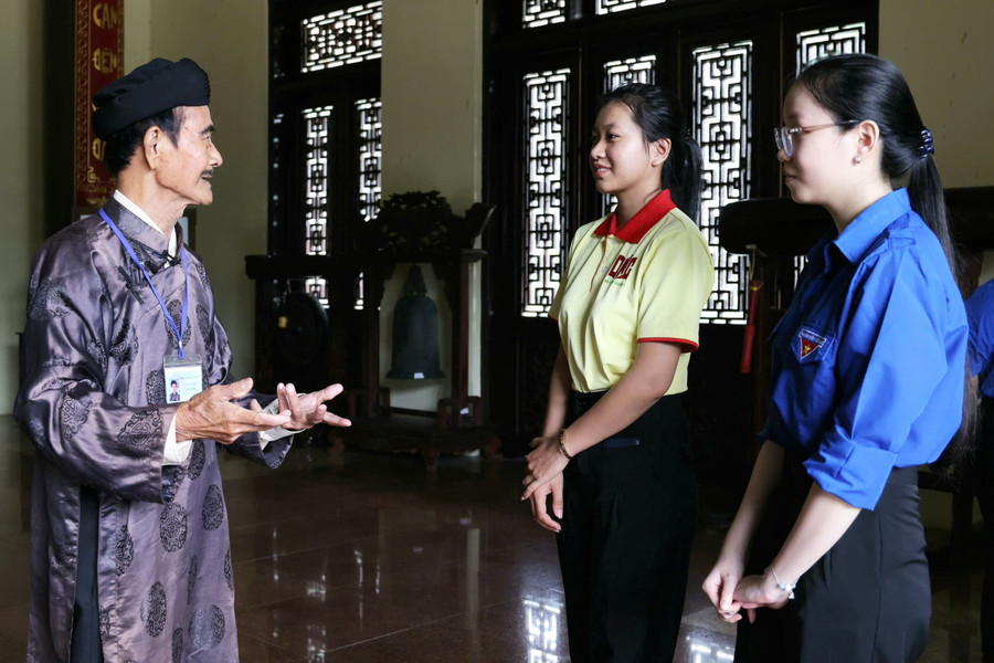 Sinh viên Trường Đại học Nam Cần Thơ tham gia Hành trình về nguồn. cung-duong-di-san-6.jpg