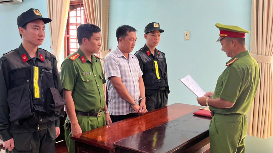 Cơ quan CSĐT Công an tỉnh An Giang tống đạt các quyết định khởi tố vụ án, khởi tố bị can đối với Tô Hoàng Dũ. Ảnh: CACC.