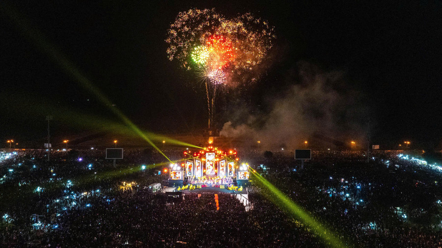 Toàn cảnh Chương trình nghệ thuật mừng Đảng, mừng Xuân Bính Ngọ 2026 tại Quảng trường Trần Quang Khải (An Giang).