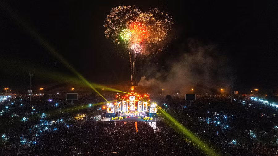 Toàn cảnh Chương trình nghệ thuật mừng Đảng, mừng Xuân Bính Ngọ 2026 tại Quảng trường Trần Quang Khải (An Giang).