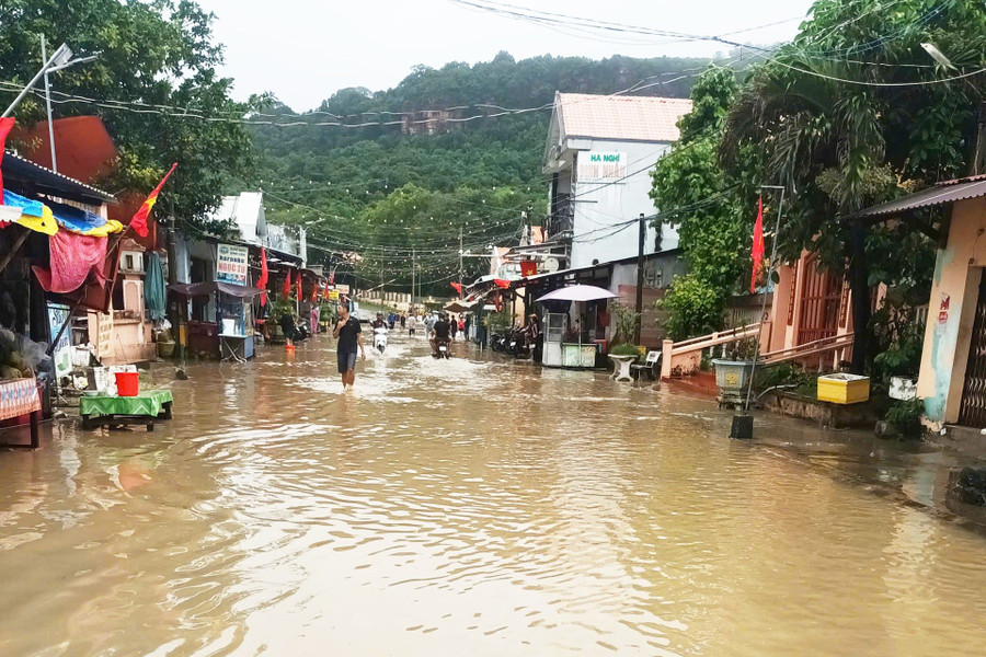 Do ảnh hưởng của bão số 12 và áp thấp nhiệt đới, đặc khu Thổ Châu (An Giang) đã hứng chịu đợt mưa lớn kéo dài từ đêm 24/10 đến ngày 25/10, gây ngập lụt cục bộ nghiêm trọng trên nhiều khu vực. tho-chau-ngap.jpg