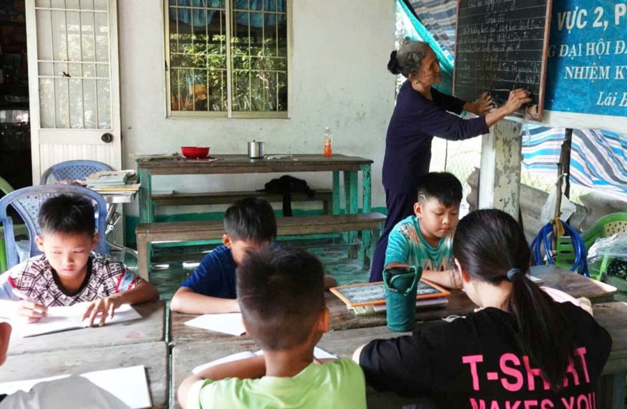 Lớp học chỉ vỏn vẹn một chiếc bảng đen nhỏ cùng vài chiếc bàn, ghế cũ kỹ. Ảnh: Yến Phương. co-do-5.jpg