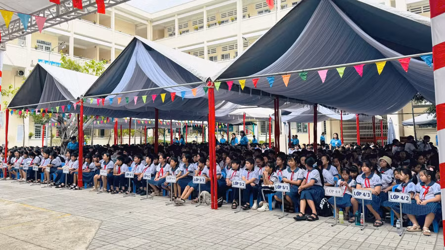 Học sinh chăm chú lắng nghe, tiếp thu các nội dung chia sẻ tại buổi tọa đàm.