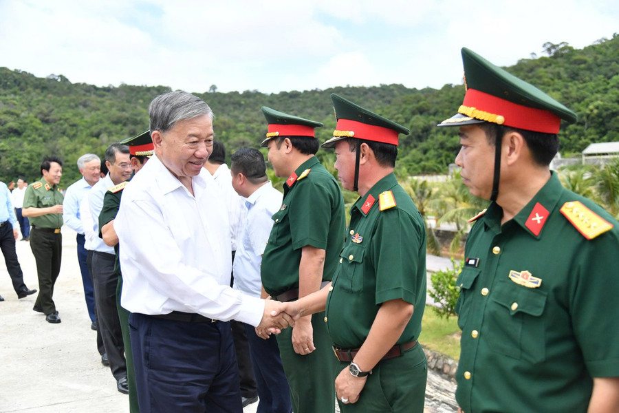 Tổng Bí thư Tô Lâm với cán bộ, chiến sĩ làm nhiệm vụ tại Đặc khu Thổ Châu, tỉnh An Giang.