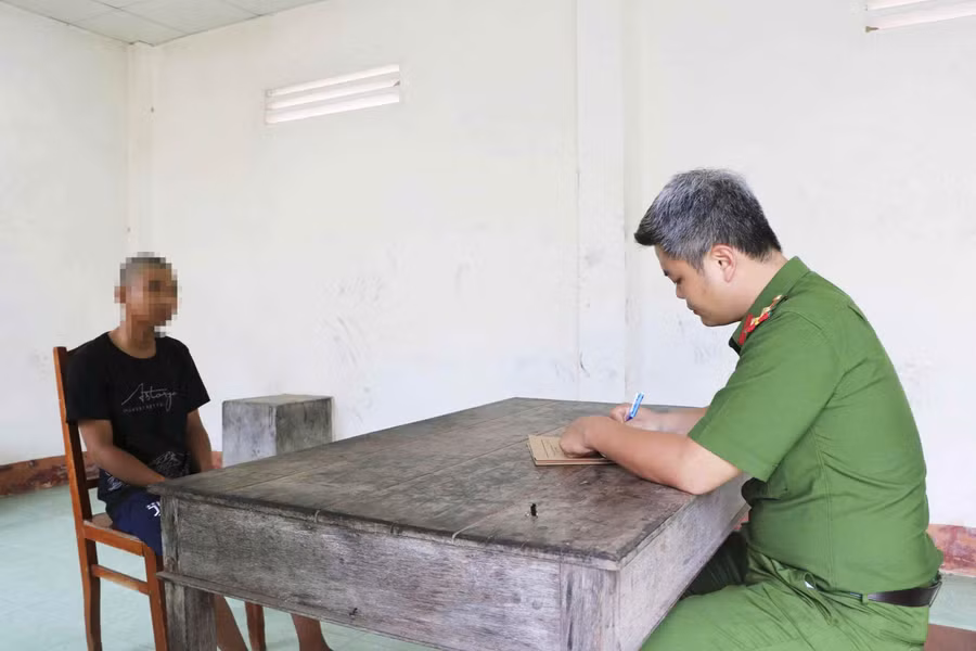 Lực lượng chức năng lấy lời khai đối tượng Nhân. Ảnh: Tiến Dũng.