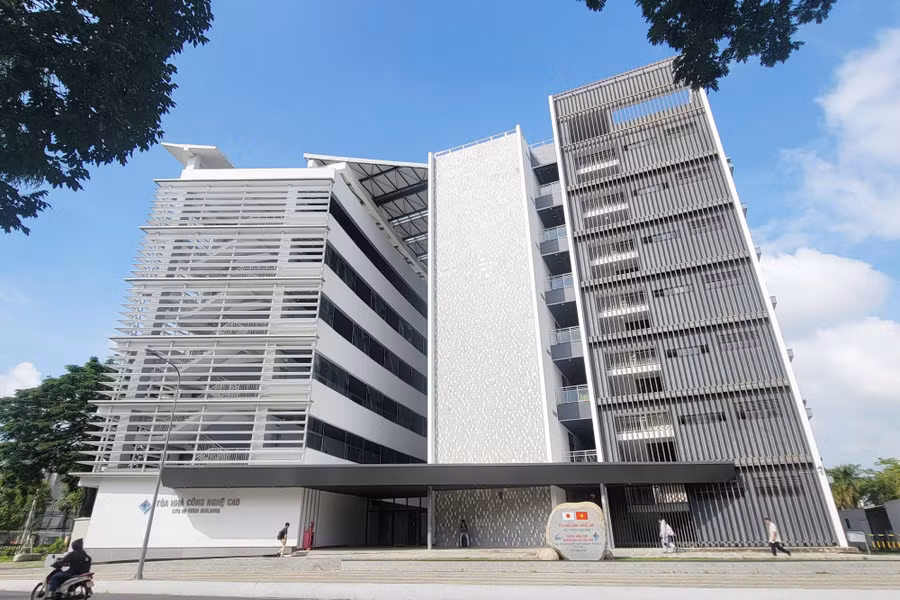 Thí sinh trúng tuyển đến Tòa nhà Công nghệ cao (Đại học Cần Thơ) để nhận Giấy báo trúng tuyển và làm thủ tục nhập học. Ảnh: Yến Phương.