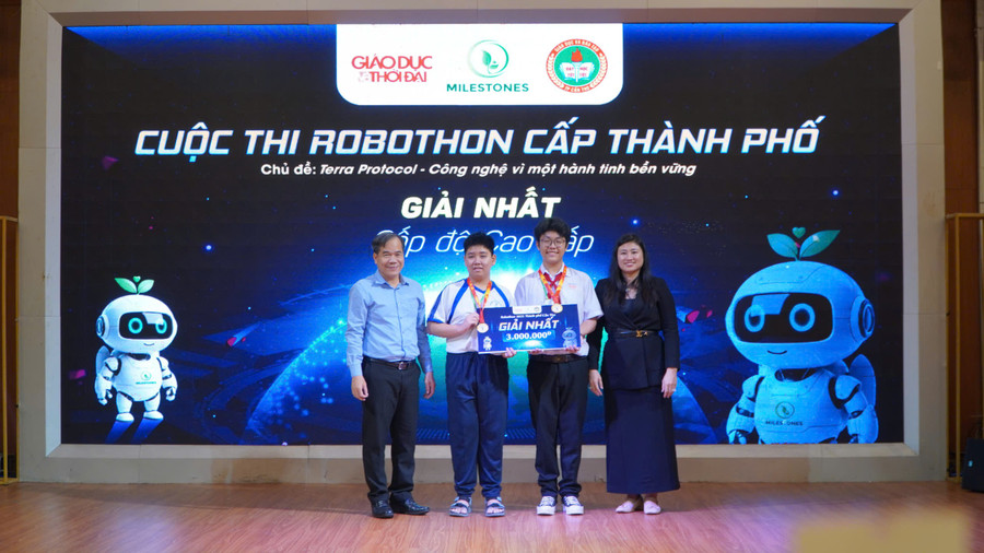 Ông Nguyễn Phúc Tăng và bà Võ Thị Hiền trao giải Nhất (Cao cấp) cho Đội Trường THCS Đoàn Thị Điểm.